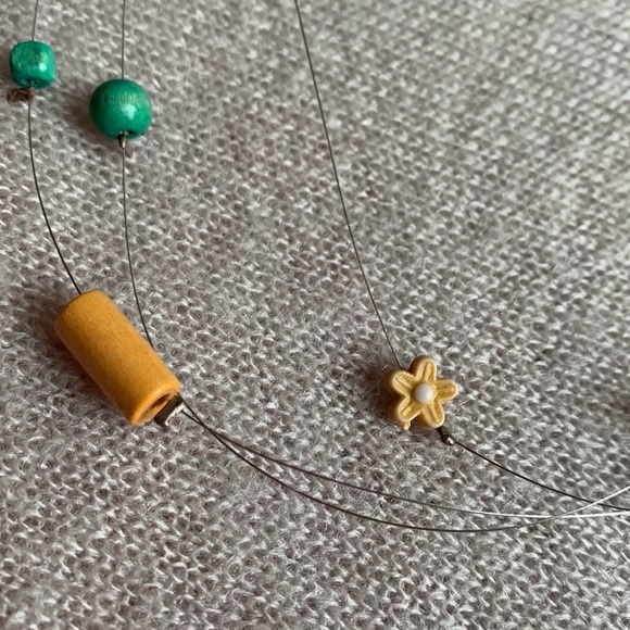 3x25$ ๐โญ๏ธ๐ Handmade - Short necklace - Yellow green beads - flowers & wire. - Picture 4 of 6